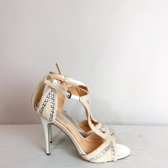 3 FOR $35! 📦 Betsy Johnson Wedding Heels - Picture 5 of 6